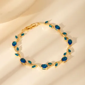 Detailansicht eines Blattgold-Armbands mit blauen Edelsteinen und Blattschatteneffekt