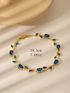 Detail eines 19,5 cm Goldarmbands mit blauen Zirkonia und praktischem Klappverschluss