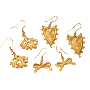 Goldenes Set aus Herz-, Fächer- und Schleifen-Ohrringen mit eleganten Haken