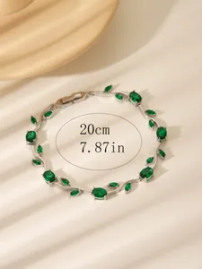 Detailansicht eines 20cm Silberarmbands mit grünen Zirkonia-Steinen in Blattform