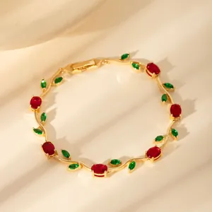 Details des vergoldeten Weinreben-Armbands mit roten und grünen Schmucksteinen