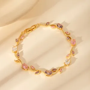 Eleganter vergoldeter Blatt-Armreif mit bunten Zirkonia-Steinen in Rosa und Violett