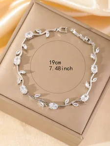 Detailansicht eines Blattreifens mit Zirkonia und Längenangabe von 19 cm auf Schmuckbox