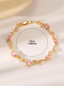Detailansicht eines 19cm Gold-Rankenarmbands mit rosa Edelsteinen in Oval- und Navetteschliff