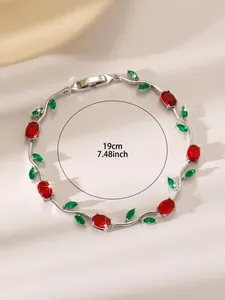 Detail eines Weinblatt-Armbands mit roten und grünen Steinen in 19 cm Länge