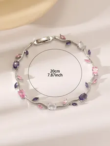Detailansicht des silbernen Blatt-Armbands mit rosa-violetten Zirkonen, Länge 20cm