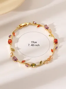 Detailaufnahme eines 19cm vergoldeten Blattarmbands mit bunten Zirkonsteinen