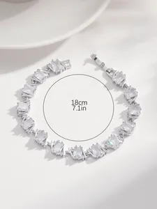 Detailaufnahme von 18cm vergoldetem Armband mit Zirkonia und praktischem Faltverschluss
