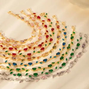 Eleganti bracciali a foglia placcati in oro con zirconi colorati nel design di una vite
