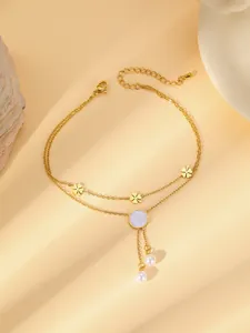 Détail de la chevillère double couche plaquée or 18K avec trèfles et perles