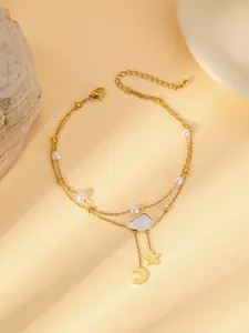 Détail de la chevillère double couche en or 18 carats avec pendentifs perle et nuage