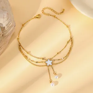 Bracelet de cheville triple couche plaqué or 18K avec fleur blanche et pampille perle