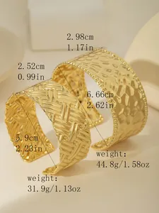 Dettaglio di bracciali placcati oro 18k con texture intrecciate e martellate e misure