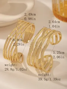 Vista dettagliata dei bracciali rigidi in acciaio placcato oro 18k con pesi e misure