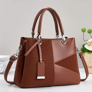 Braune Boston-Tasche aus Kunstleder mit gewebtem Patchwork und Schultergurt