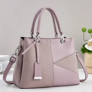 Elegante malvenrosa Boston Bag mit Fischgrätenmuster und verstellbarem Umhängeriemen