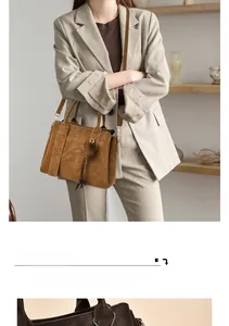 Grand sac cabas marron en daim avec breloque boule en peluche et pompon élégant