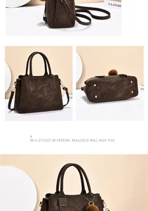 Détails du grand sac cabas marron montrant les clous de fond et la bandoulière amovible