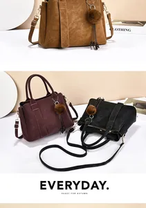 Trois sacs cabas élégants en marron, bordeaux et noir avec pompons décoratifs charmants
