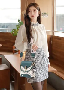 Détail du petit sac bandoulière matelassé vert avec fermoir doré et breloque ours mignon