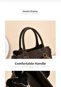 Détails du sac en cuir marron avec coutures fines, doubles poignées et charme en peluche