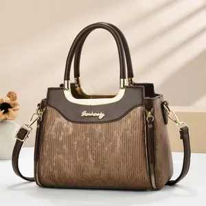 Sac à main rétro marron texturé avec poignées dorées et bandoulière amovible