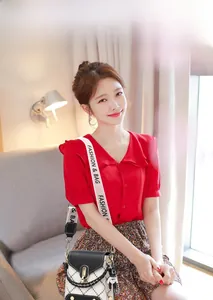 Mini sac à bandoulière tendance noir et blanc avec une sangle rose et des détails dorés