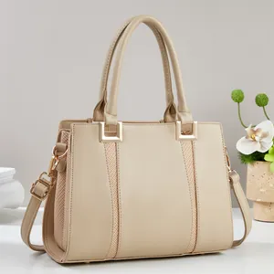 Elegante beige Damen-Einkaufstasche mit gewebten Seitenwänden und goldenen Details