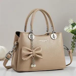 Sac à main beige tendance pour femme avec nœud et détails de pendentif en perle