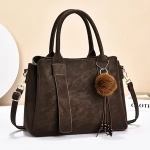 Sac à main rétro en cuir chocolat pour femme avec pompon et bandoulière amovible