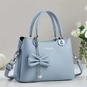 Sac à main bleu clair en similicuir avec breloque perle et bandoulière réglable femme