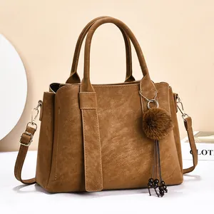 Sac à main marron mat pour femme avec pompon en peluche et bandoulière amovible