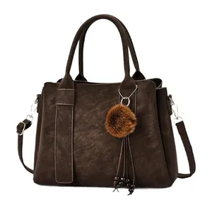 Sac à main vintage marron foncé de grande capacité avec pendentif boule en peluche