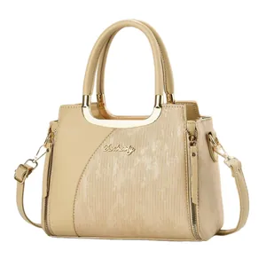 Sac à main beige contrasté élégant avec détails dorés et doubles poignées