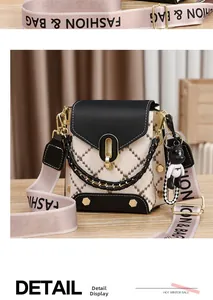 Détail du mini sac bandoulière avec boucle dorée, sangle large et pendentif petit ours