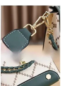Détail de la quincaillerie dorée et garniture en cuir vert avec surpiqûres contrastées
