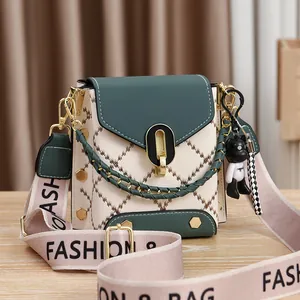 Sac Bandoulière Matelassé pour Femme Couleur Contrastée Mini Sac de Téléphone Avec Pendentif Ours Large Bandoulière