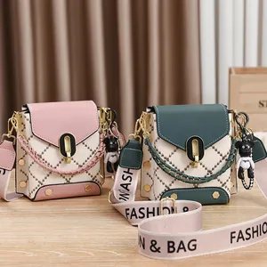 Mini sac bandoulière tendance avec broderie, chaîne et breloque ours mignon