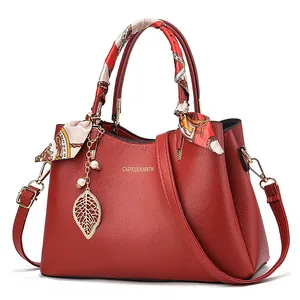 Elegante rote Handtasche für Damen mit Litschistruktur, Seidenschal und Goldaufdruck