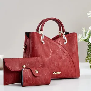 Ensemble de sacs à main rouge foncé trois pièces avec texture et détails dorés