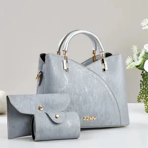 Vue détaillée de l'ensemble de 3 sacs en cuir PU gris avec texture et finitions dorées