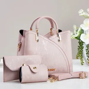 Vue détaillée de l'ensemble sac à main rose pâle avec portefeuille et logo métallique doré