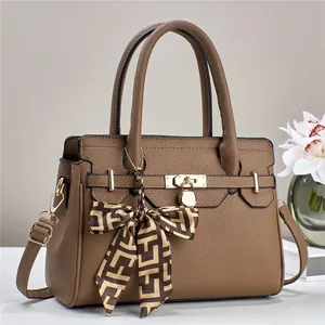 Borsa a mano marrone con trama litchi, chiusura in metallo dorato e foulard in seta
