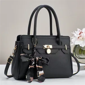 Elegante borsa nera trama litchi con serratura dorata e sciarpa di seta decorativa