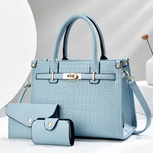 Set borse tre pezzi celeste con trama a coccodrillo goffrata, borsa grande e portafoglio