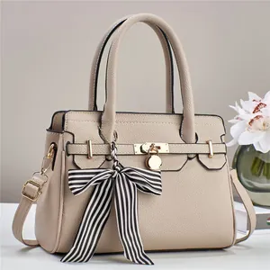 Elegante borsa tote beige in pelle martellata con foulard di seta e chiusura d'oro
