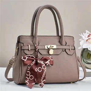 Borsa a mano color talpa con trama litchi, chiusura dorata e sciarpa decorativa