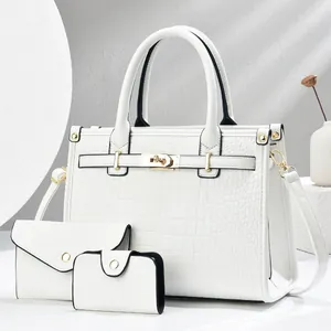 Set da tre pezzi con borsa shopper, pochette e porta carte in pelle bianca a coccodrillo