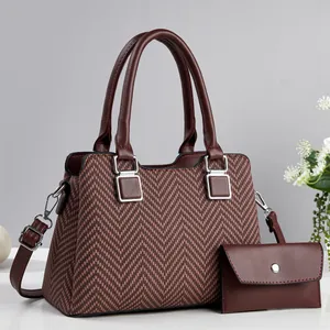 Ensemble de deux sacs à main en cuir bordeaux et tissu marron à chevrons