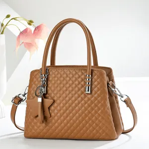 Klassische gesteppte Hobo-Tasche in Braun aus Kunstleder mit Doppelgriffen und Sternanhänger